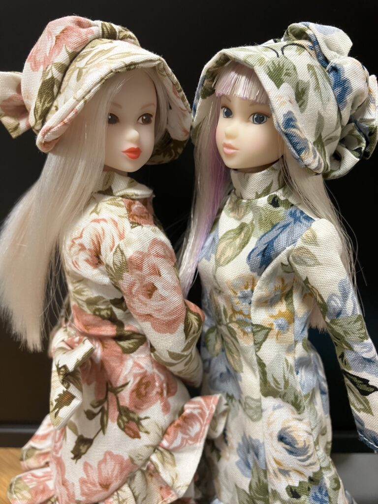 ピンク花柄のクラシカルスーツを着たmomokoさんと、ブルー花柄ローウエストドレスを着たmomokoさん（ロング）