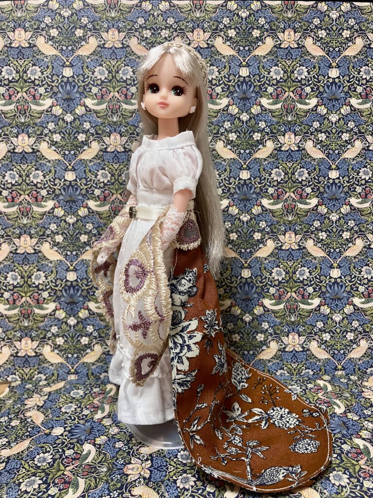帝政時代のエンパイア・スタイルのドレスを着た銀髪リカちゃん