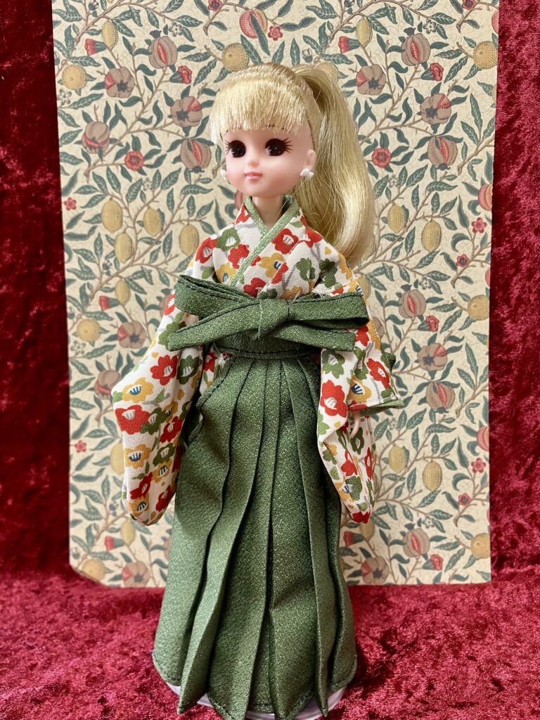 花柄の着物に緑の袴をはいた金髪リカちゃん