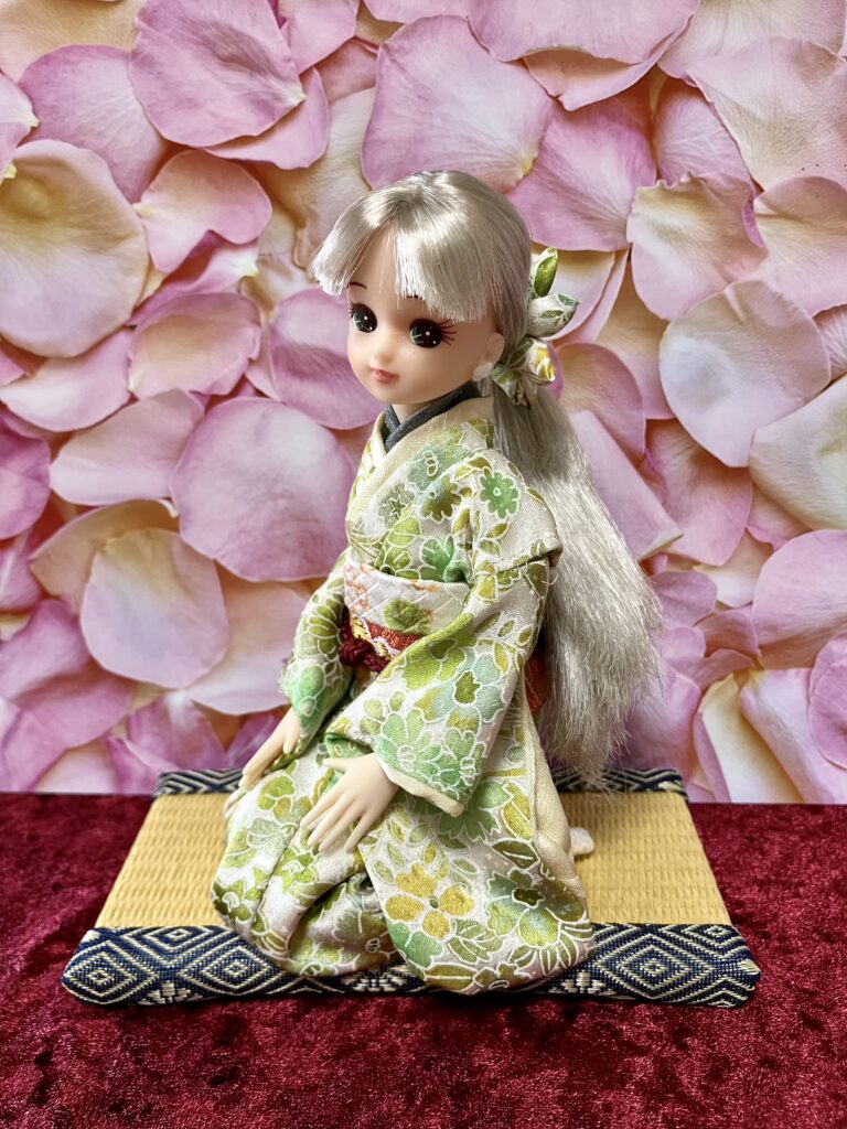 グリーン系花柄の着物を銀髪リカちゃん、畳の上で正座