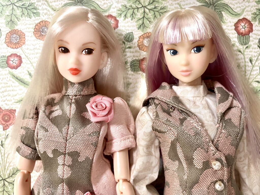 赤いリップのmomokoさん（左）と銀髪メッシュのmomokoさん（右）