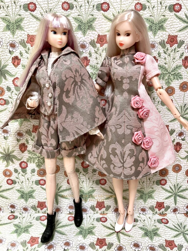 セーラー襟のベスト＋ケープ＋ショートパンツのmomokoさん（左）とパネルラインドレスのmomokoさん（右）
